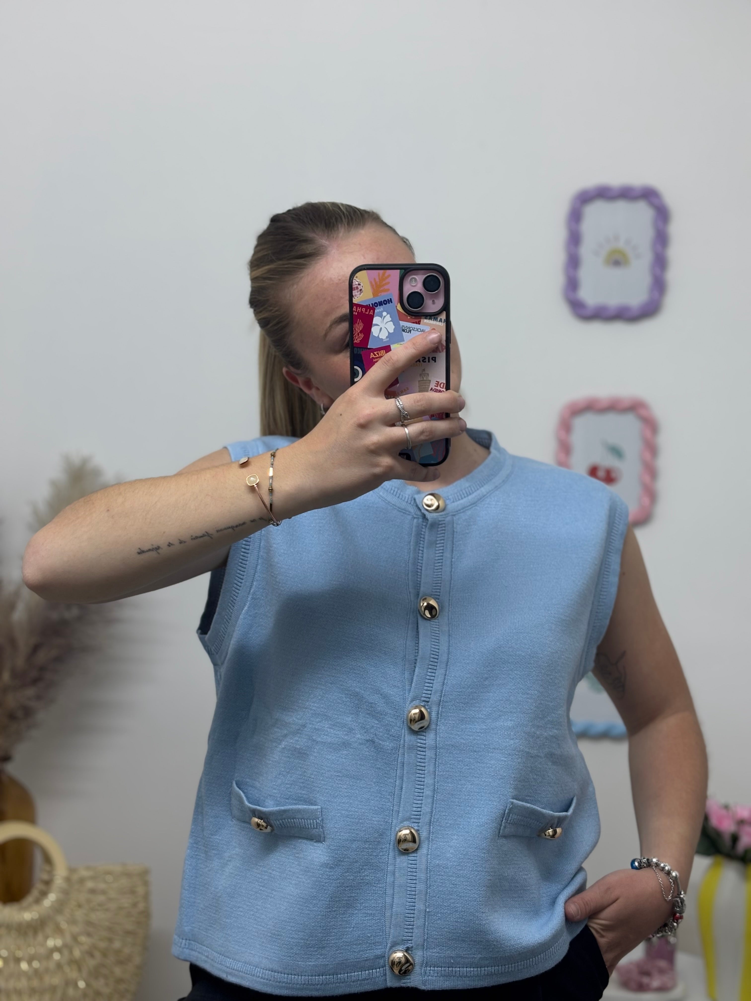 Pull sans manches bouton en or